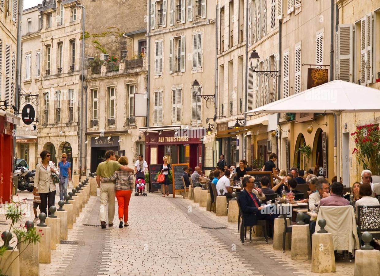 Charmant Cocon Iode Cosy Equipe, Baigne De Lumiere, Situe Au Coeur De La Rochelle A 1Min A Pied Du Marche Central Avec Tv Et Wifi ภายนอก รูปภาพ