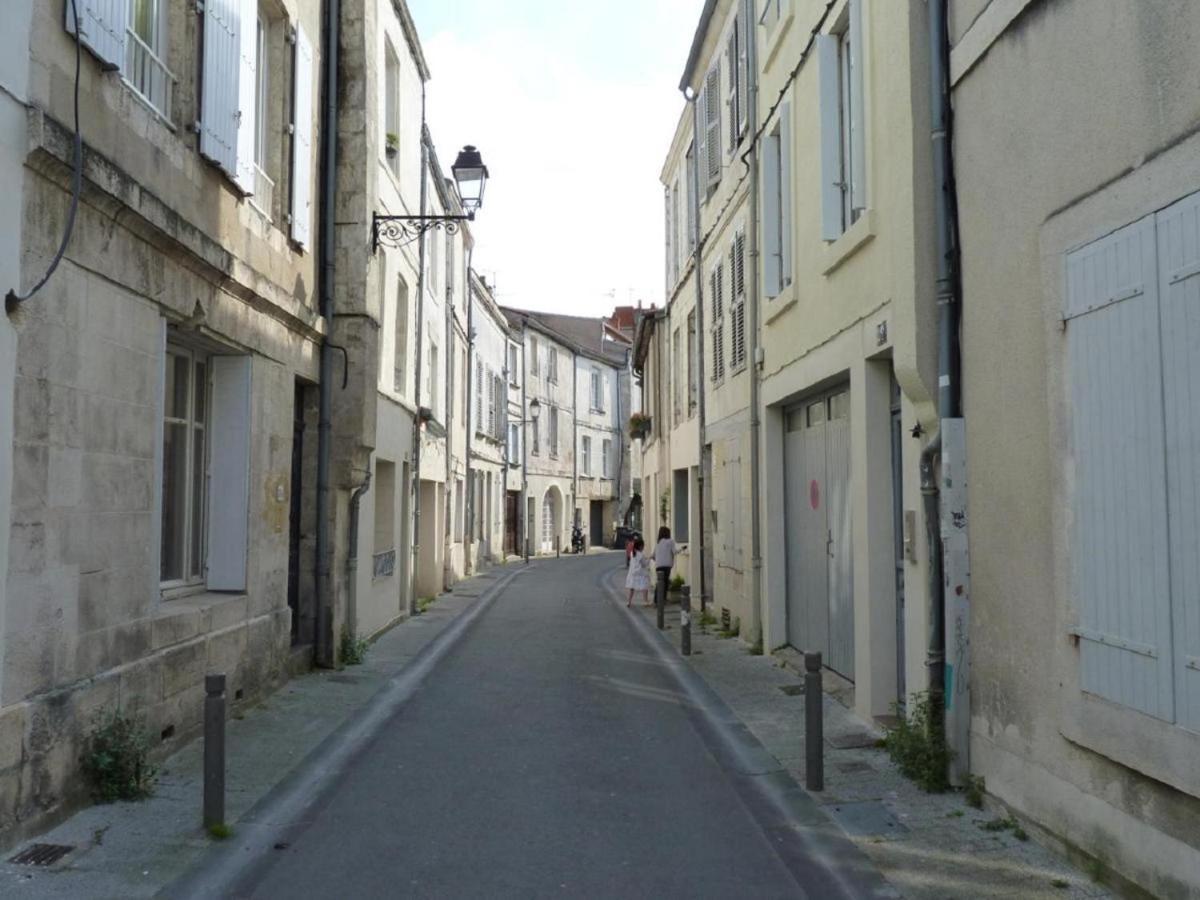 Charmant Cocon Iode Cosy Equipe, Baigne De Lumiere, Situe Au Coeur De La Rochelle A 1Min A Pied Du Marche Central Avec Tv Et Wifi ภายนอก รูปภาพ
